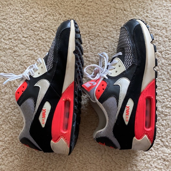 Nike shoes - - Picture 2 of 4